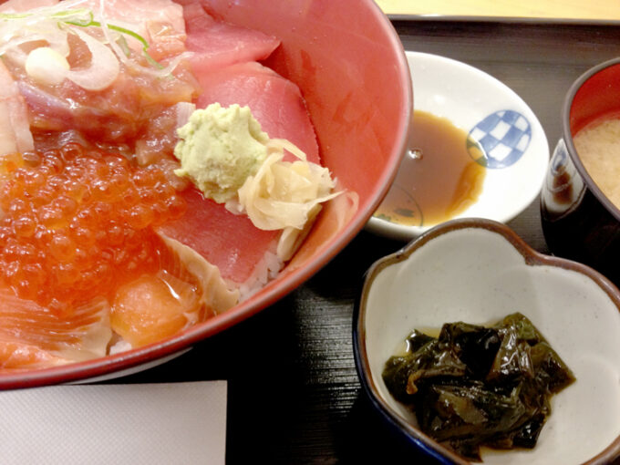 “大田市場直送朝獲れ 鮮集”。大盛り“鮮集海鮮丼”は、とろけるような美味しさだった