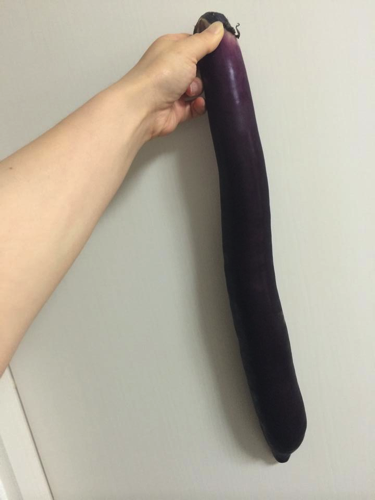捕まれたナス