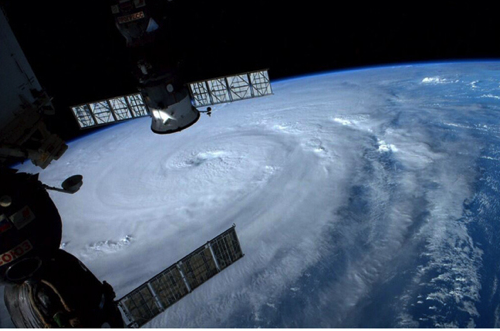 国際宇宙ステーションから撮影台風8号