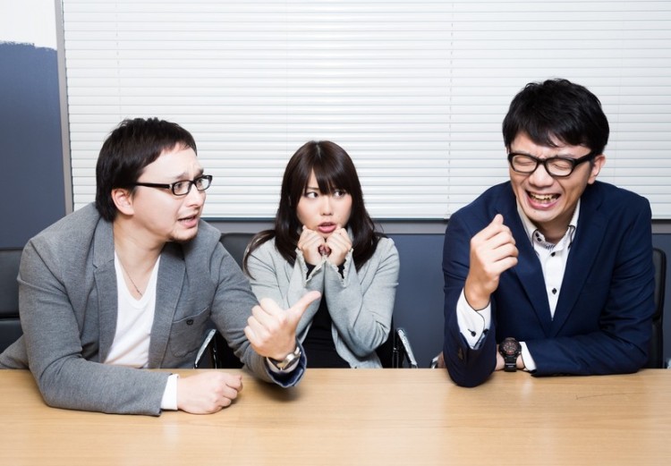 開発メンバーとの会話が呪文だらけ ［モデル：OZPA Lala Max_Ezaki］