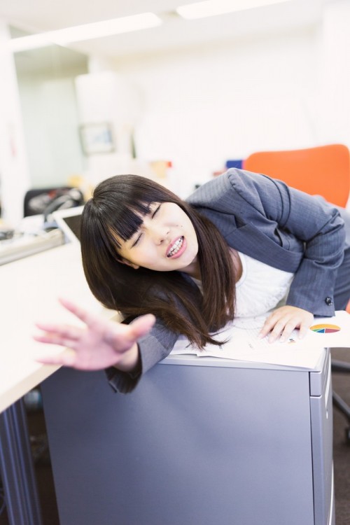 ランチタイムなのに仕事が終わらず同僚に置いて行かれる放置民 ［モデル：Lala］