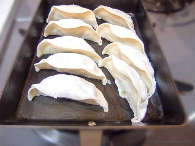 まいばすけっとで買った生餃子（99円！）とリバーライトの玉子焼き器