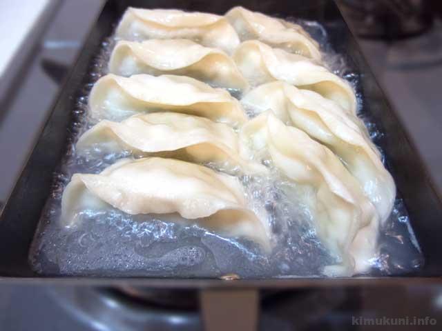 まいばすけっとで買った生餃子（99円！）とリバーライトの玉子焼き器