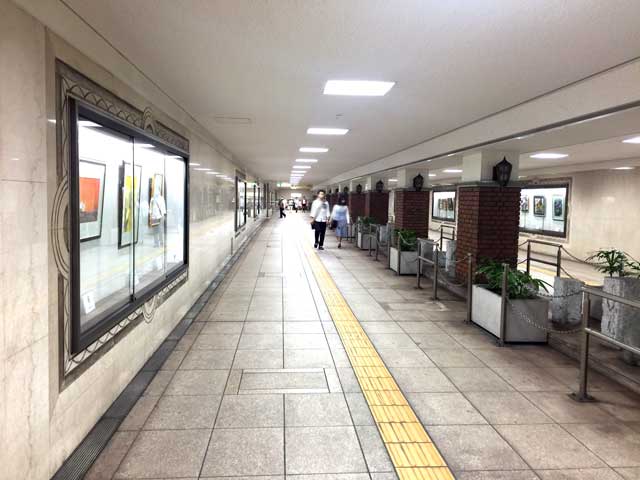 地下鉄の東銀座駅改札から続く地下道