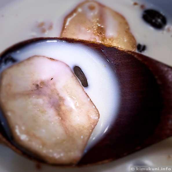 コーヒー豆はお煎餅のようにサクサクしていた。