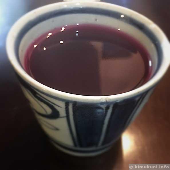 ハイビスカス茶、グレープジュースのように濃厚な赤紫（写真：筆者）