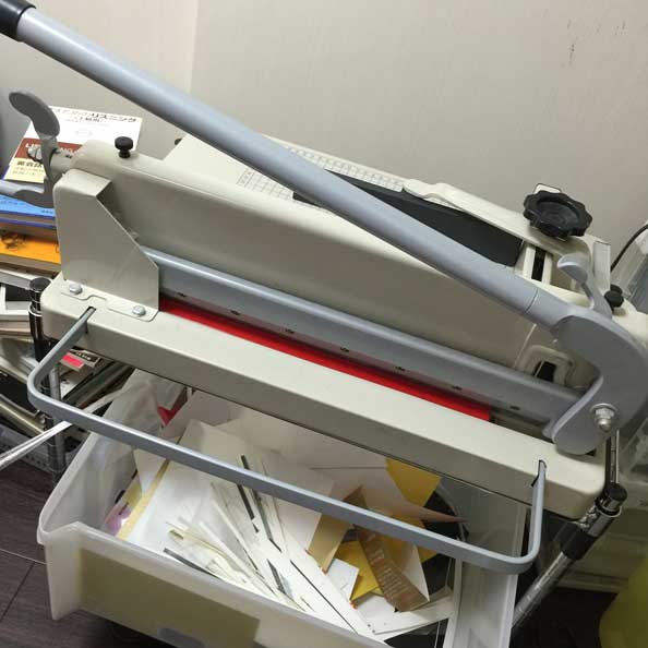 スチール製の台のうえに鎮座する中華裁断機大型裁断機 BA58A4)