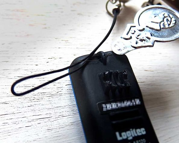 LBT-AVAR120BUの上の穴は、単なる装飾であって、ストラップホールではないらしい。