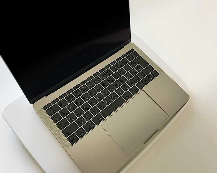 「ひざ上テーブル」（200-HUS005W）に置いたMacBook Pro