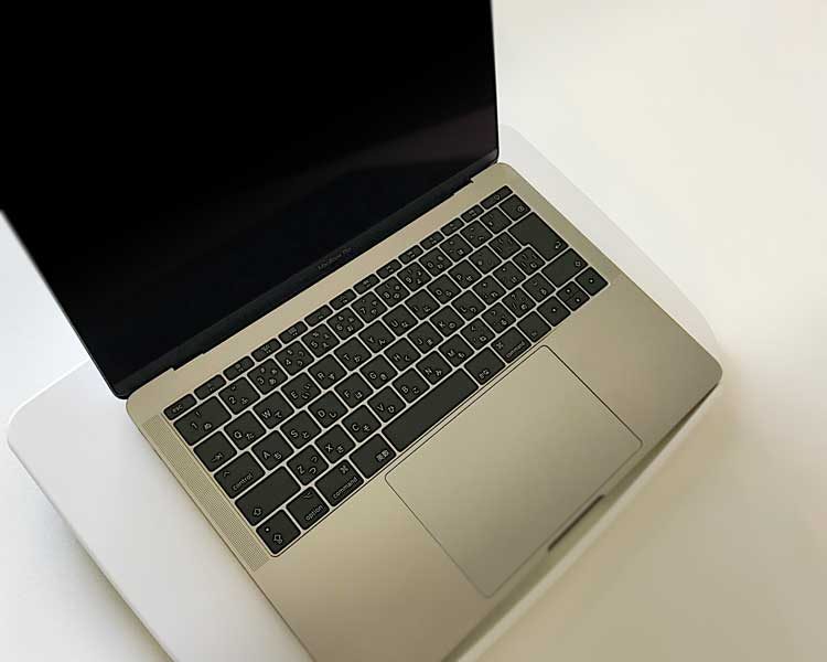 「ひざ上テーブル」(200-HUS005W)に置いたMacBook Pro