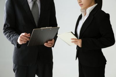 部下に指示を出す上司
