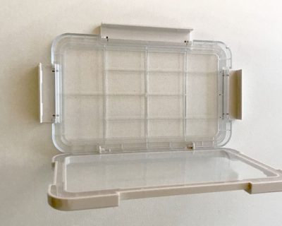 内部には水の侵入を防ぐ溝があり、3つのバックルで留める。