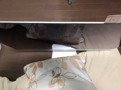 取り外したモニタを受け止めるクッションは必須アイテムです。