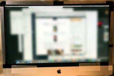 仮止めテープで留めただけのiMac